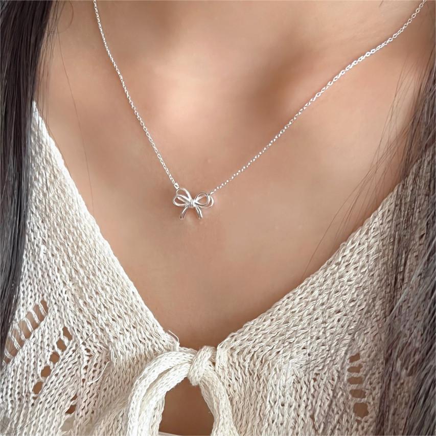 Collana Minimalista con Nodo a Fiocco in Argento Sterling 925 con Design Geometrico e Placcatura in Rodio da Donna