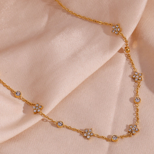 Collana con ciondolo floreale geometrico minimalista da donna in acciaio inossidabile con charm in acciaio al titanio e intarsio di strass su catena a maglie