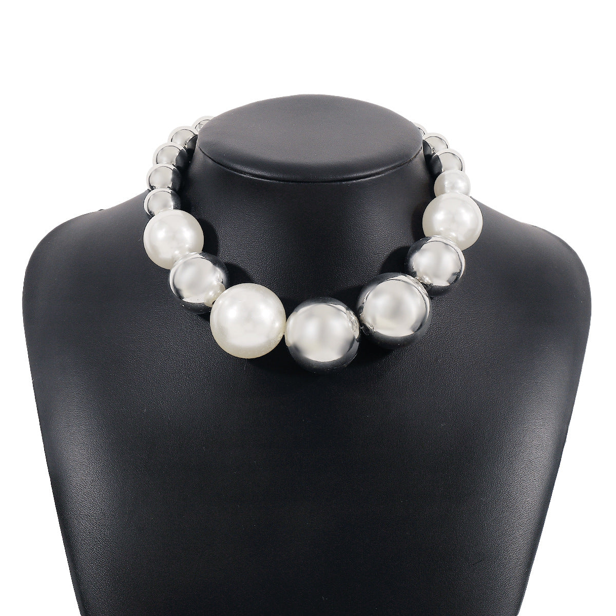 Collana da donna con perle geometriche e design deciso, con catena in ferro e finitura artigianale