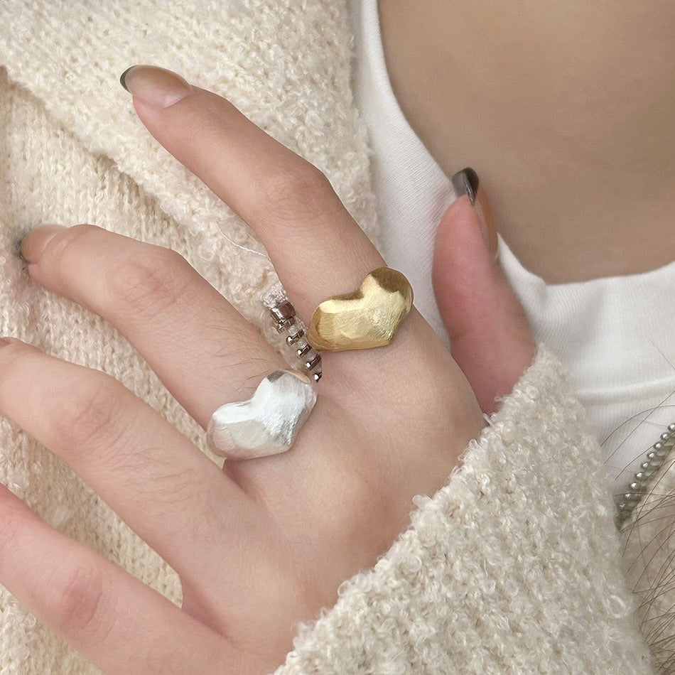 Anillo minimalista de plata de ley 925 con forma de corazón, acabado pulido y detalle de grano cuadrado biselado