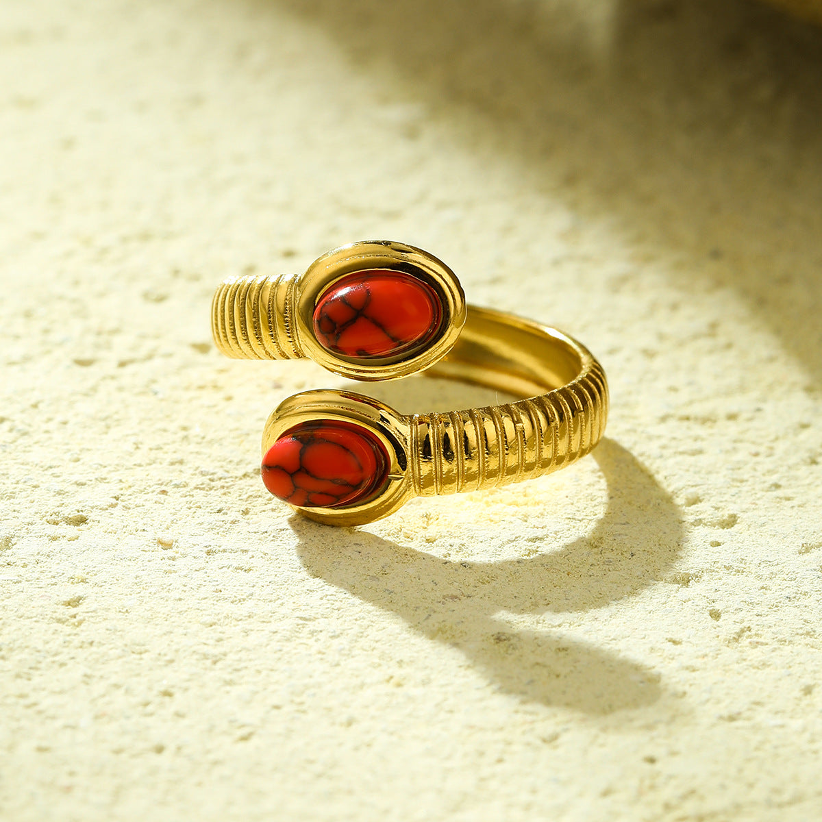 Anillo ovalado minimalista de acero de titanio con incrustaciones de piedra natural y acabado chapado para mujer