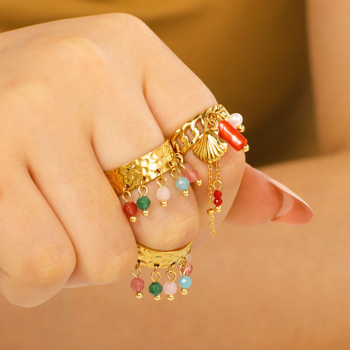 Anello Ins Style geometrico in acciaio inossidabile con placcatura in oro 18 carati, inserti in pietra naturale e conchiglia, fascia regolabile a nappa