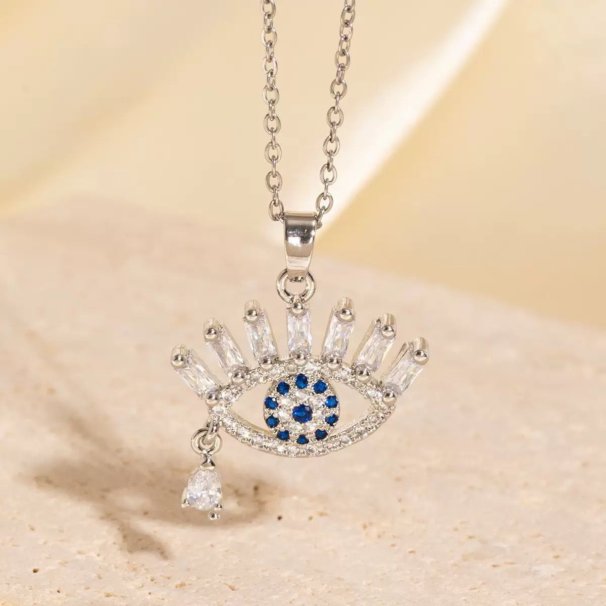 Collana con pendente minimalist con Occhio di Allah in acciaio al titanio con rame placcato oro 18K e zirconi colorati