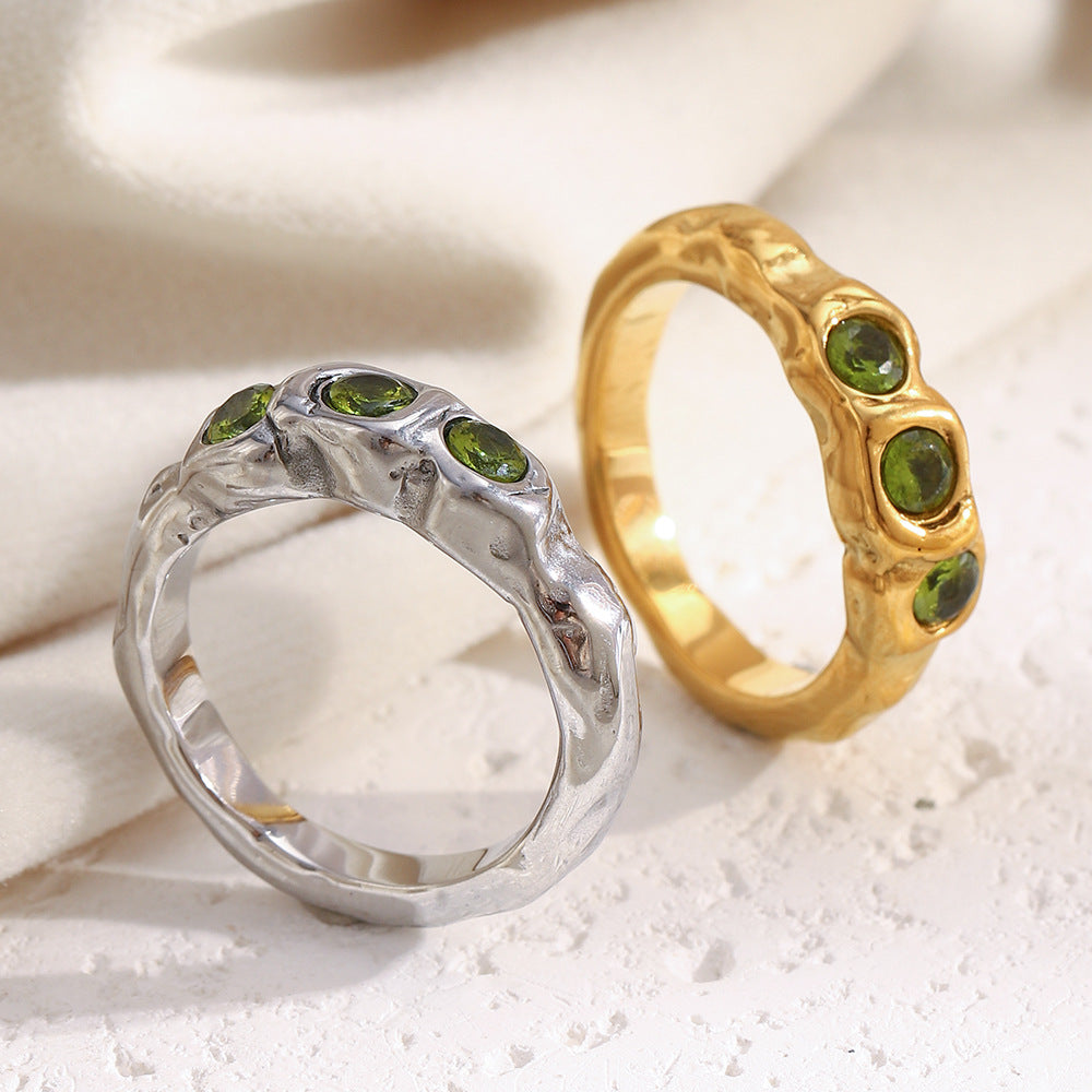Anello da donna minimalista geometrico in acciaio inossidabile con placcatura in oro 18 carati e tre pietre di zirconi cubici