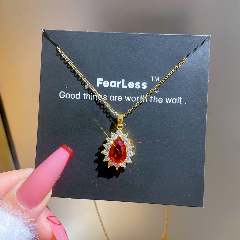 Collar de Lujo de Acero de Titanio con Micro Pavé Inspirado en Rubíes para Mujer con Colgante Geométrico y Diseño de Cadena O