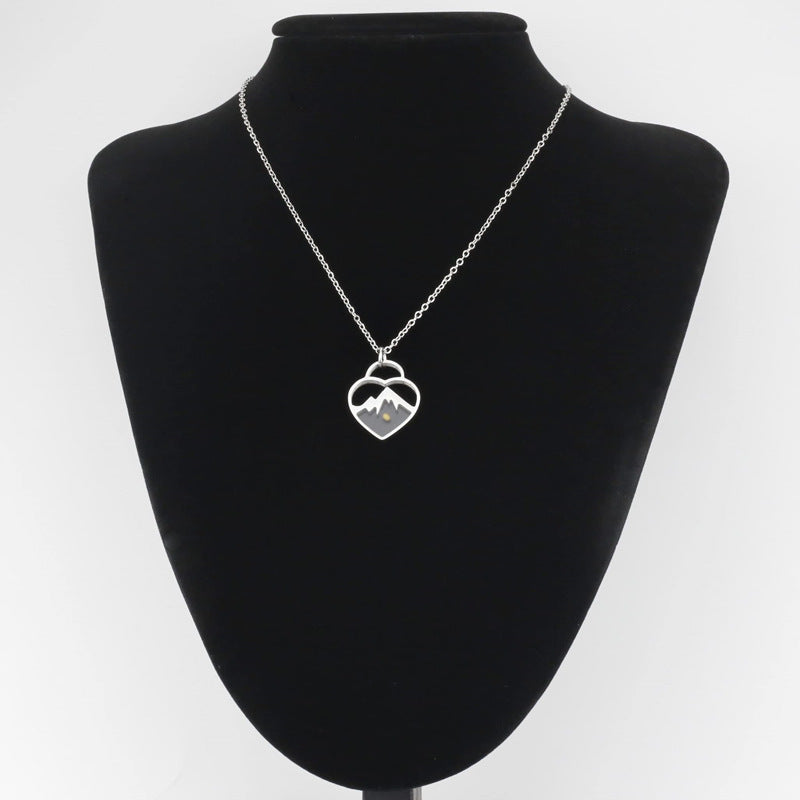 Collana Minimalista da Donna in Acciaio Inossidabile a Forma di Cuore con Ciondolo in Acciaio al Titanio e Finitura Placcata
