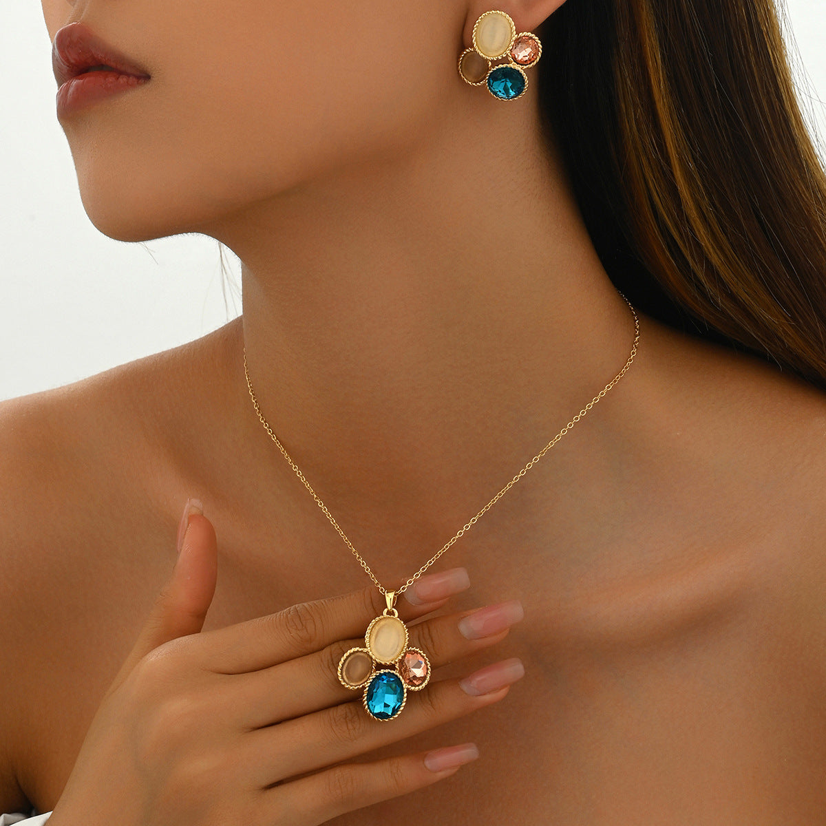 Set di collana e orecchini geometrici minimalisti da donna in rame con strass placcati oro per un'eleganza quotidiana