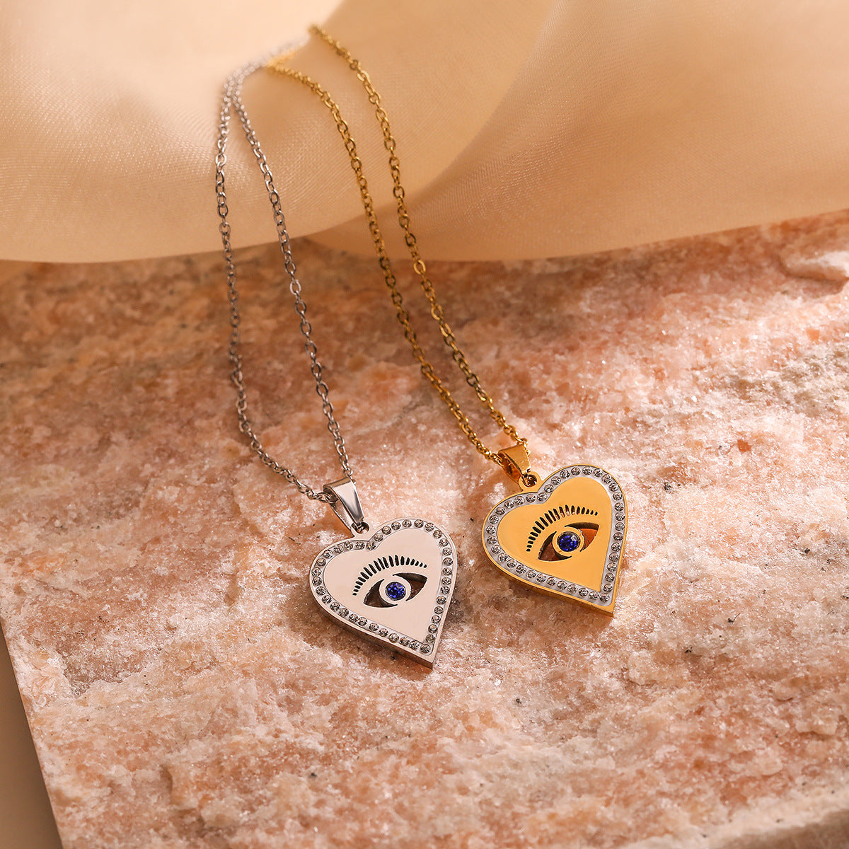 Collana con Pendente a Cuore Minimalista in Acciaio al Titanio con Intarsio di Zirconi da Donna