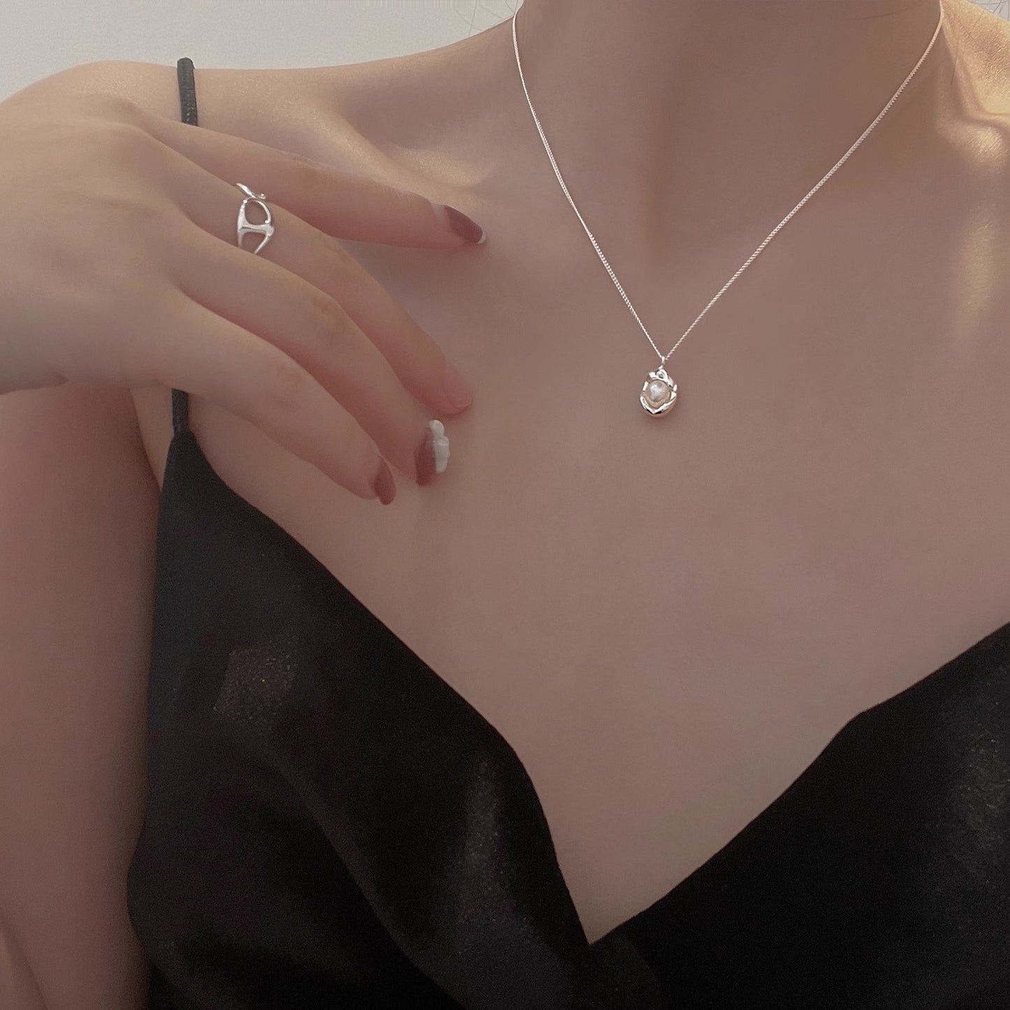 Collana pendente a pisello con perla in acciaio titanio minimalista da donna con forma irregolare e finitura placcata