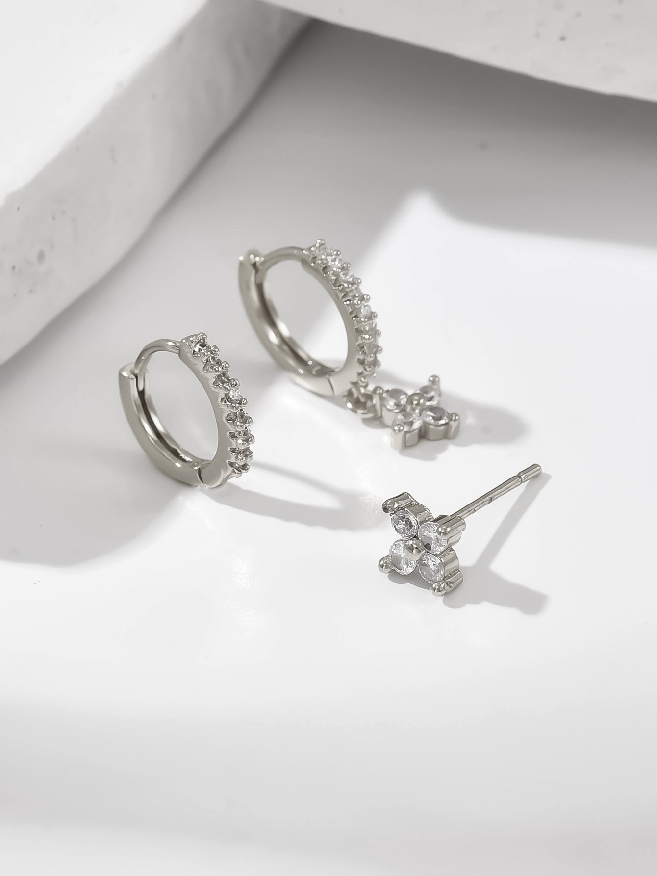 Aretes Minimalistas Geométricos con Incrustaciones de Zirconia en Base de Cobre y Postes de Acero Inoxidable para Mujer