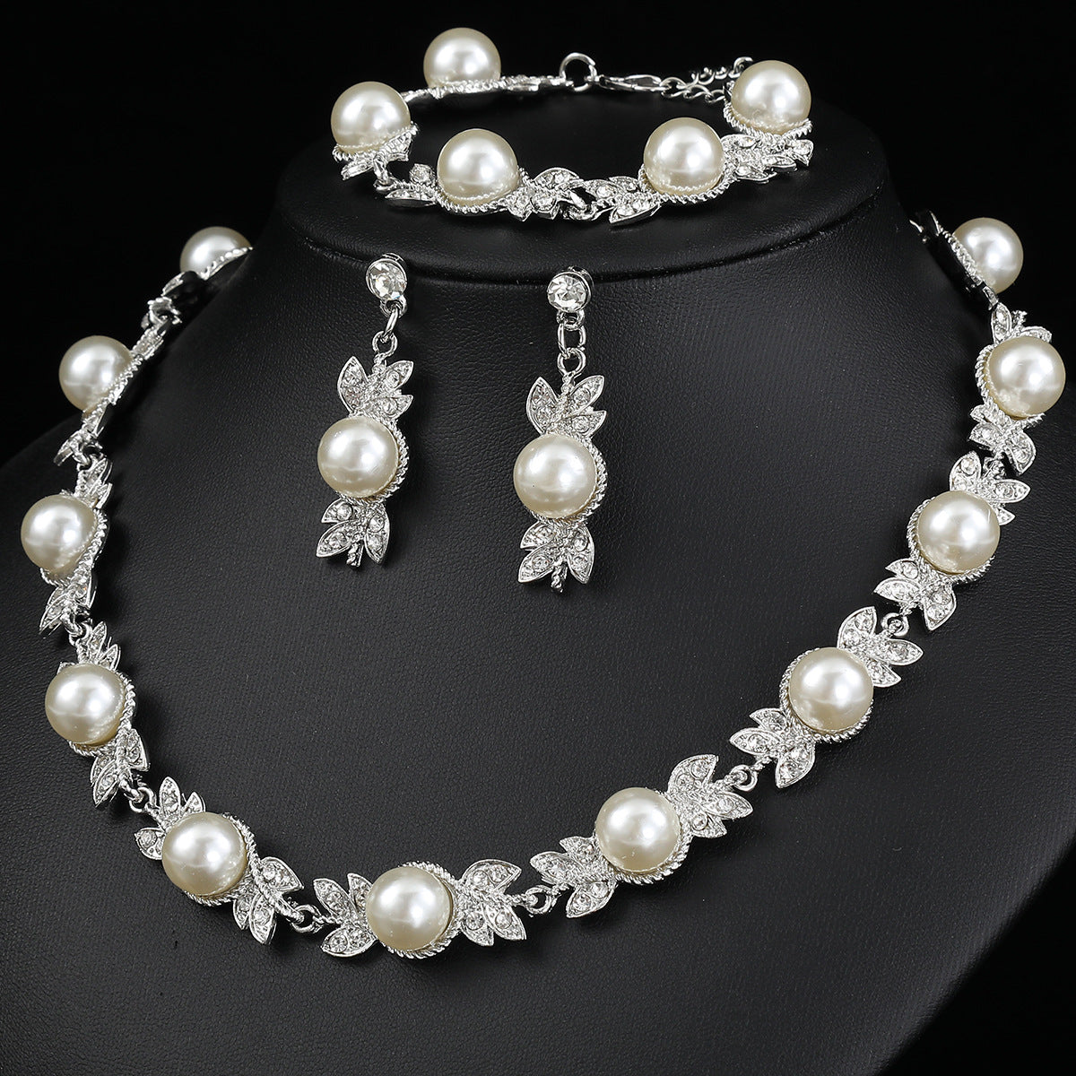 Vintage Floral Pearl Necklace Set with Alloy Pendant and Plated O-Chain for Women Including Earrings Bracelet