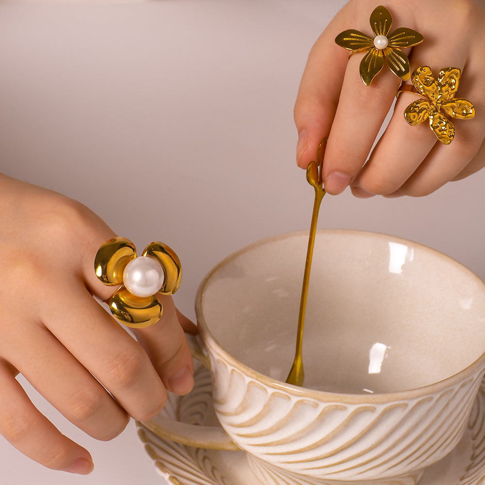 Anello in Acciaio Inox con Motivo Floreale Geometrico Stile INS, con Placcatura in Oro Sottovuoto, per Uomo e Donna