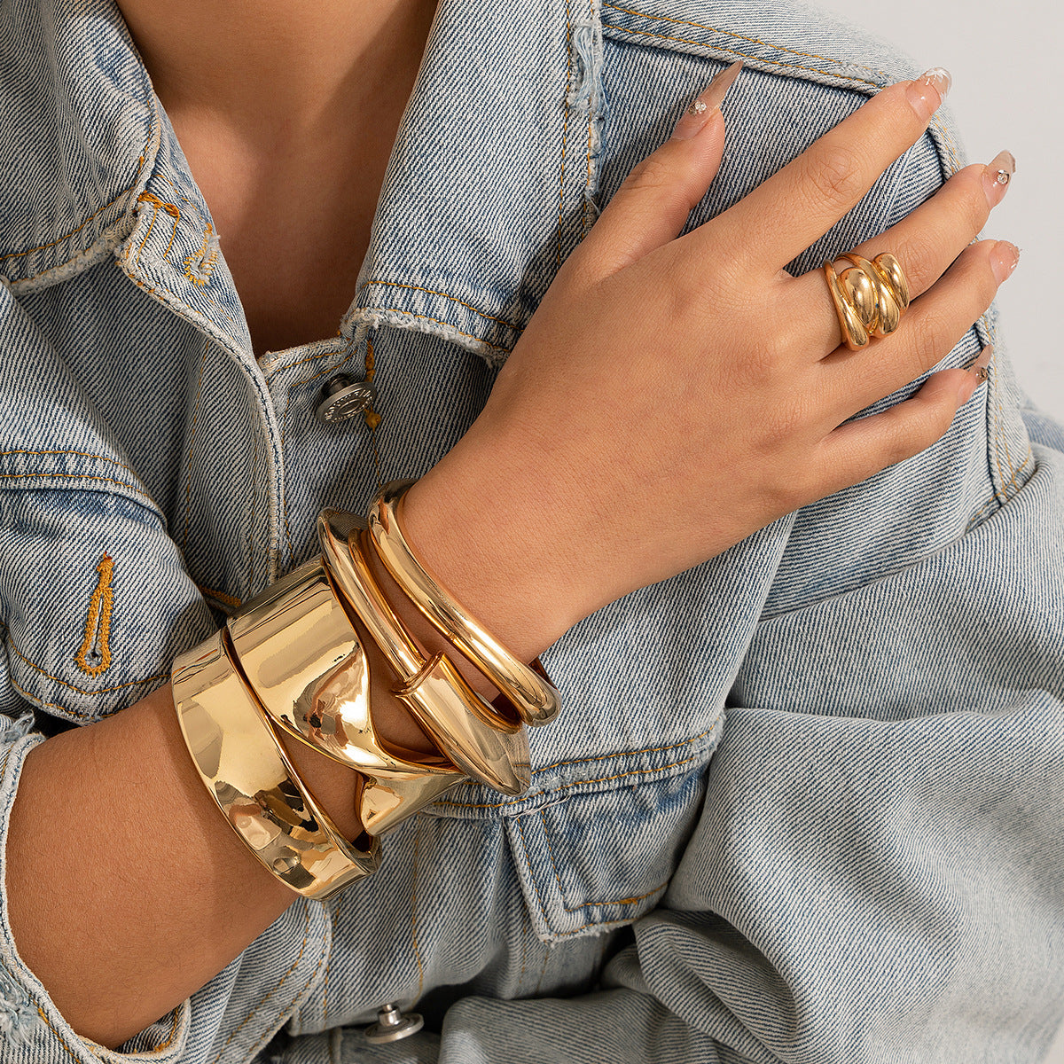 Brazalete Abierto Asimétrico Audaz Brillante para Mujer, Joyería de Aleación Chapada