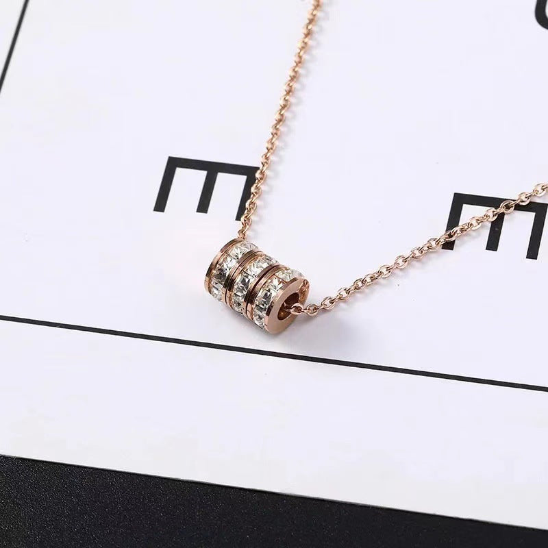 Collana girocollo da donna minimalista in acciaio al titanio con catena in vita geometrica e finitura placcata