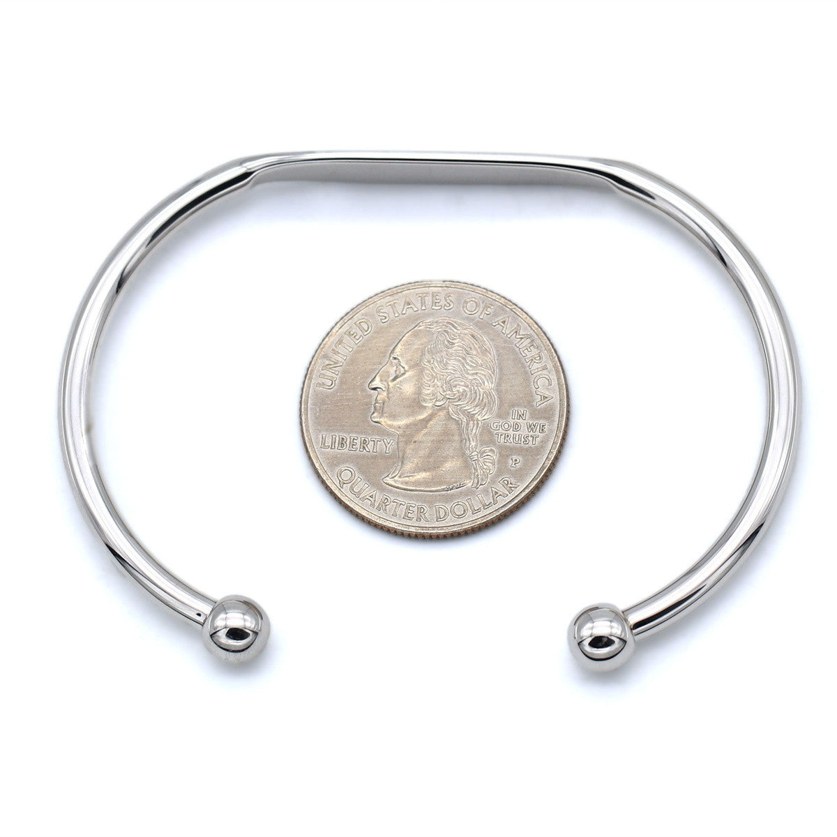 Bracciale rigido aperto a forma di C in acciaio inossidabile lucido, con barra per charm