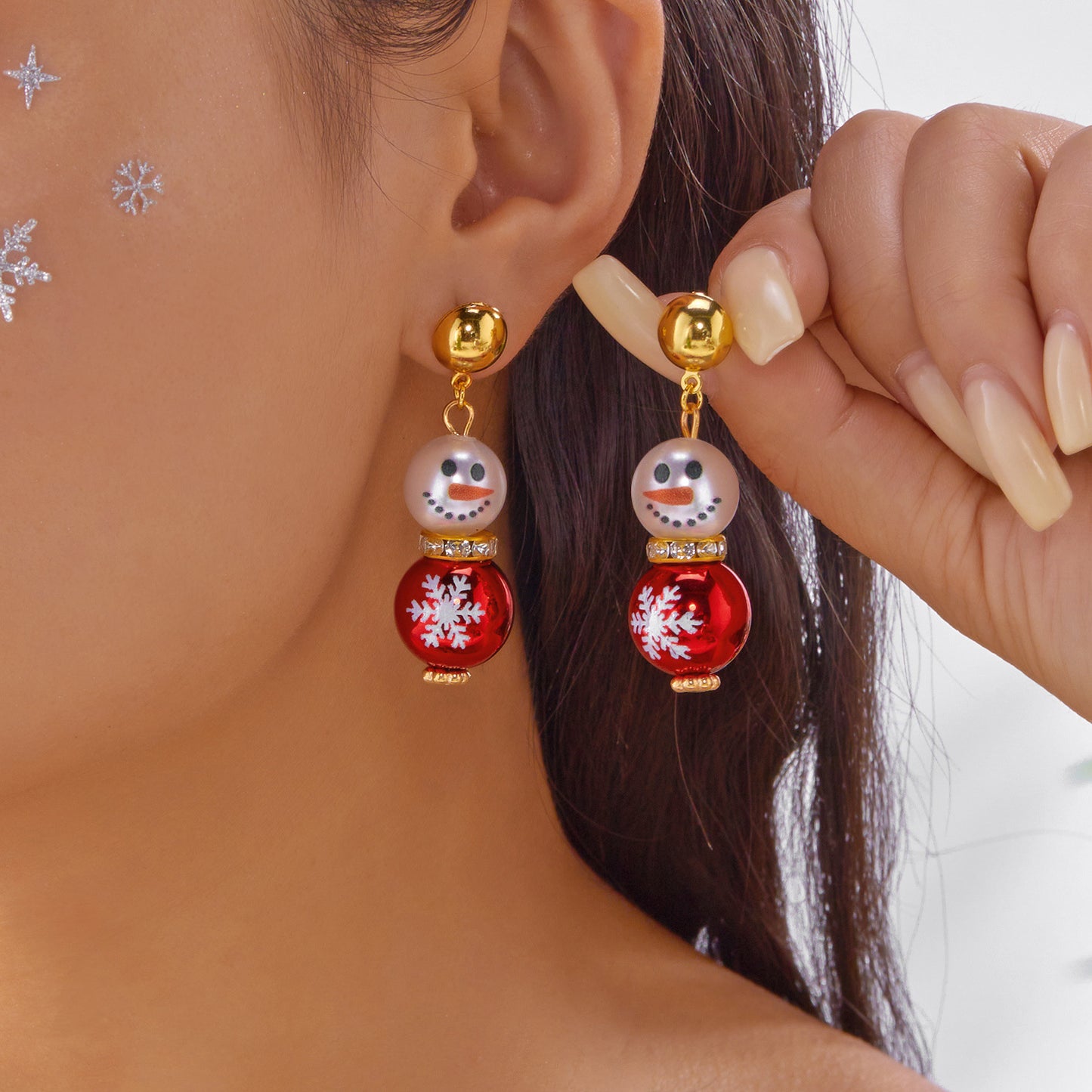 Lindos pendientes navideños de muñeco de nieve con diamantes de imitación, acentos de perlas de imitación y ganchos de cobre chapado para mujer