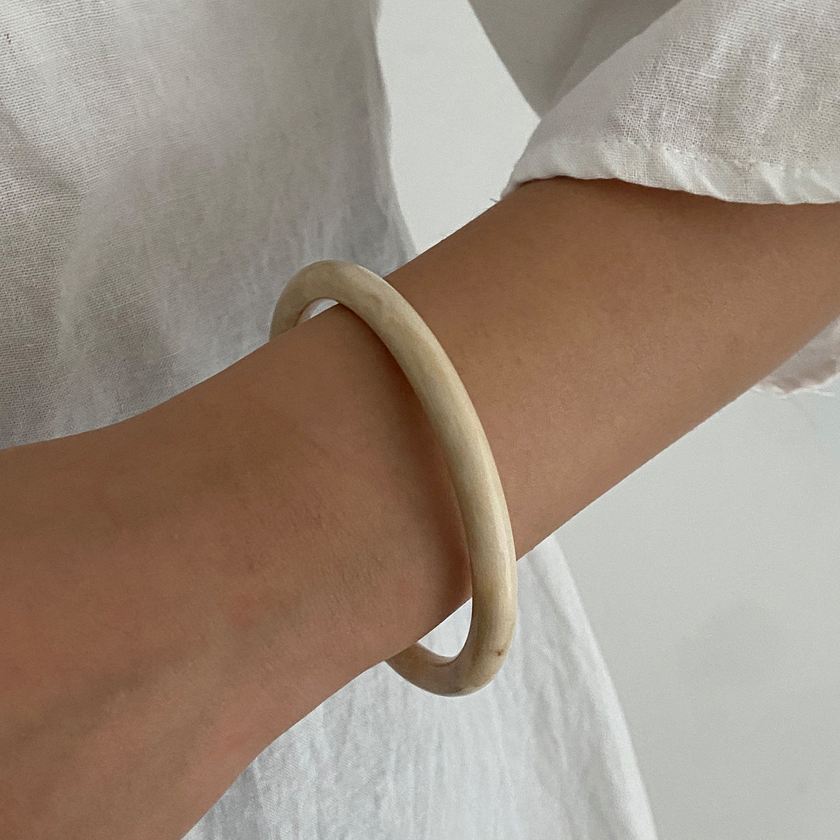 Bracciale rigido aperto minimalista in resina a forma di C con design geometrico irregolare per donna