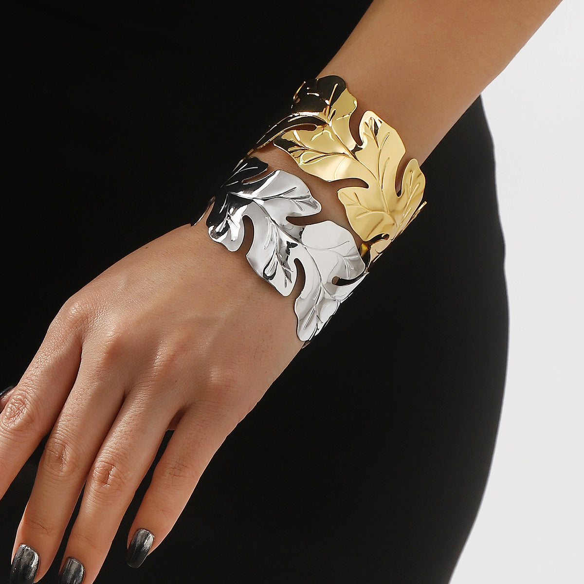 Bracciale in ferro minimalista a forma di foglia con finitura placcata, gioiello da mano alla moda