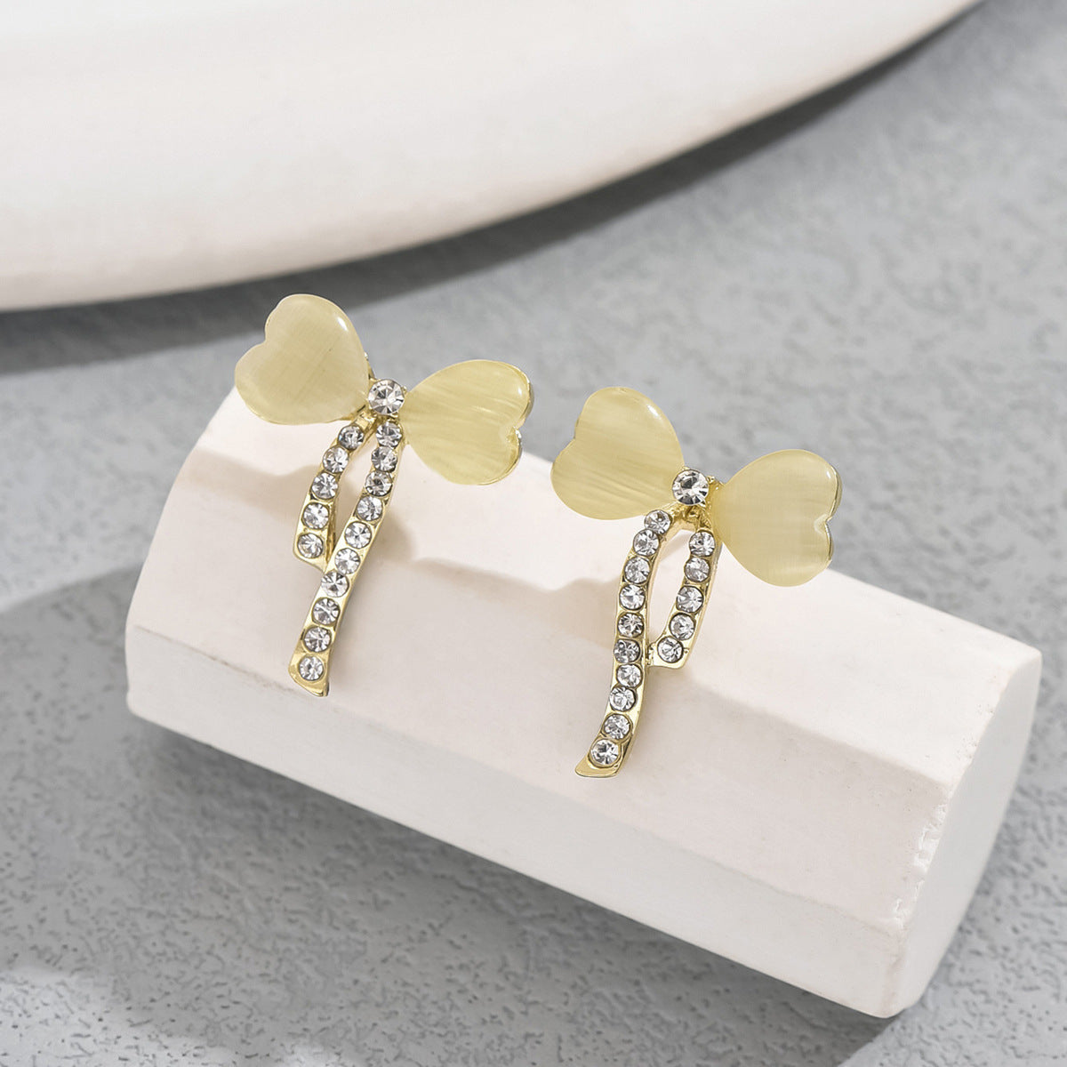 Pendientes Minimalistas Geométricos con Forma de Lazo en Cobre con Incrustaciones de Zirconia para Mujer, Estilo Fresco y Dulce de Casa de Campo