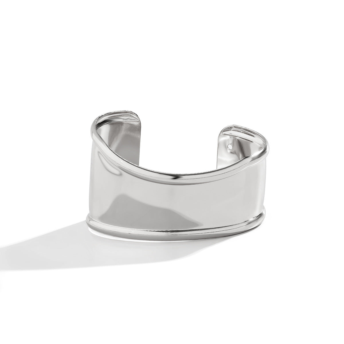Bracciale da donna in lega a V geometrico irregolare minimalista con superficie lucida e finitura galvanica