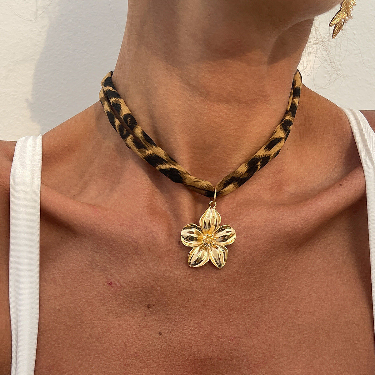 Tropical Starfish Pendant Necklace for Women with Alloy Heart and Floral Design, Electroplated Short Clavicle Chain