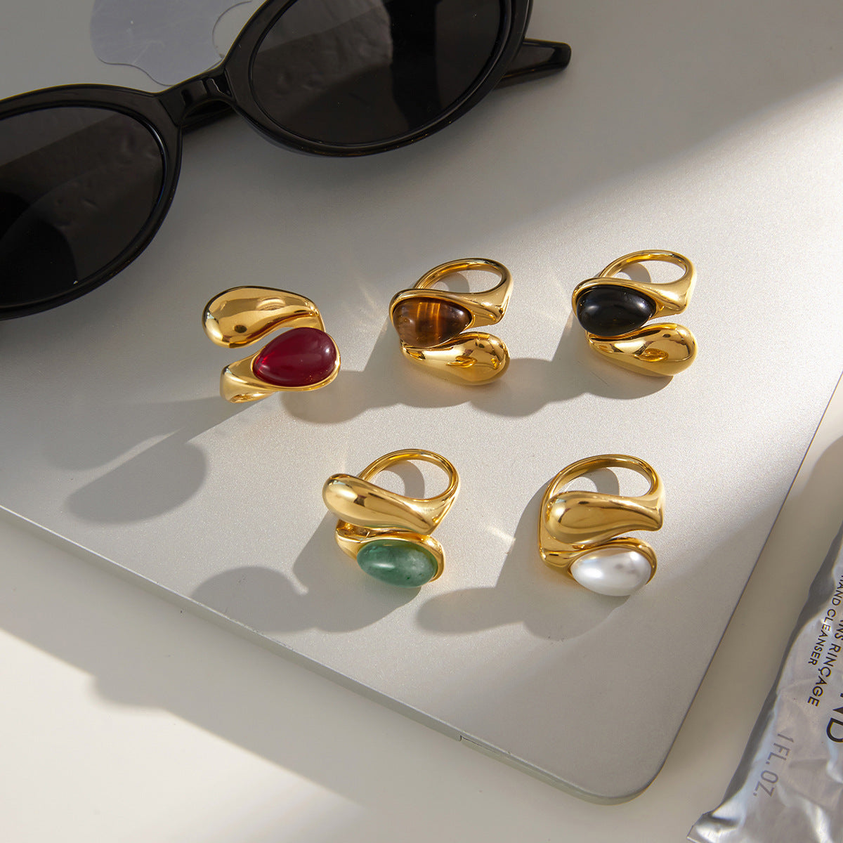 Anello geometrico in acciaio inossidabile con placcatura in oro PVD per donne Accessorio di moda di lusso minimalista