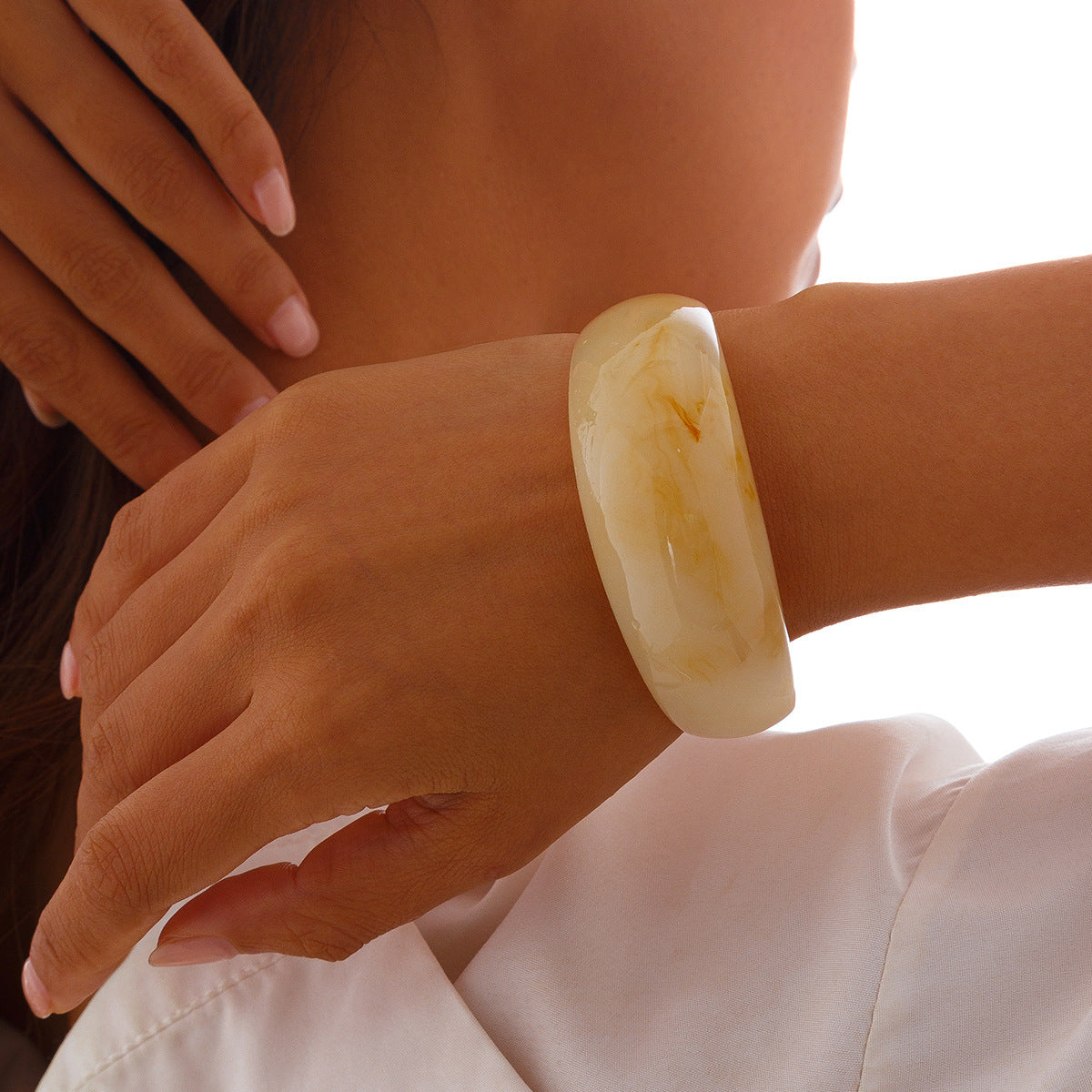 Pulsera geométrica de acrílico asimétrica atrevida con acabado pulido para mujer