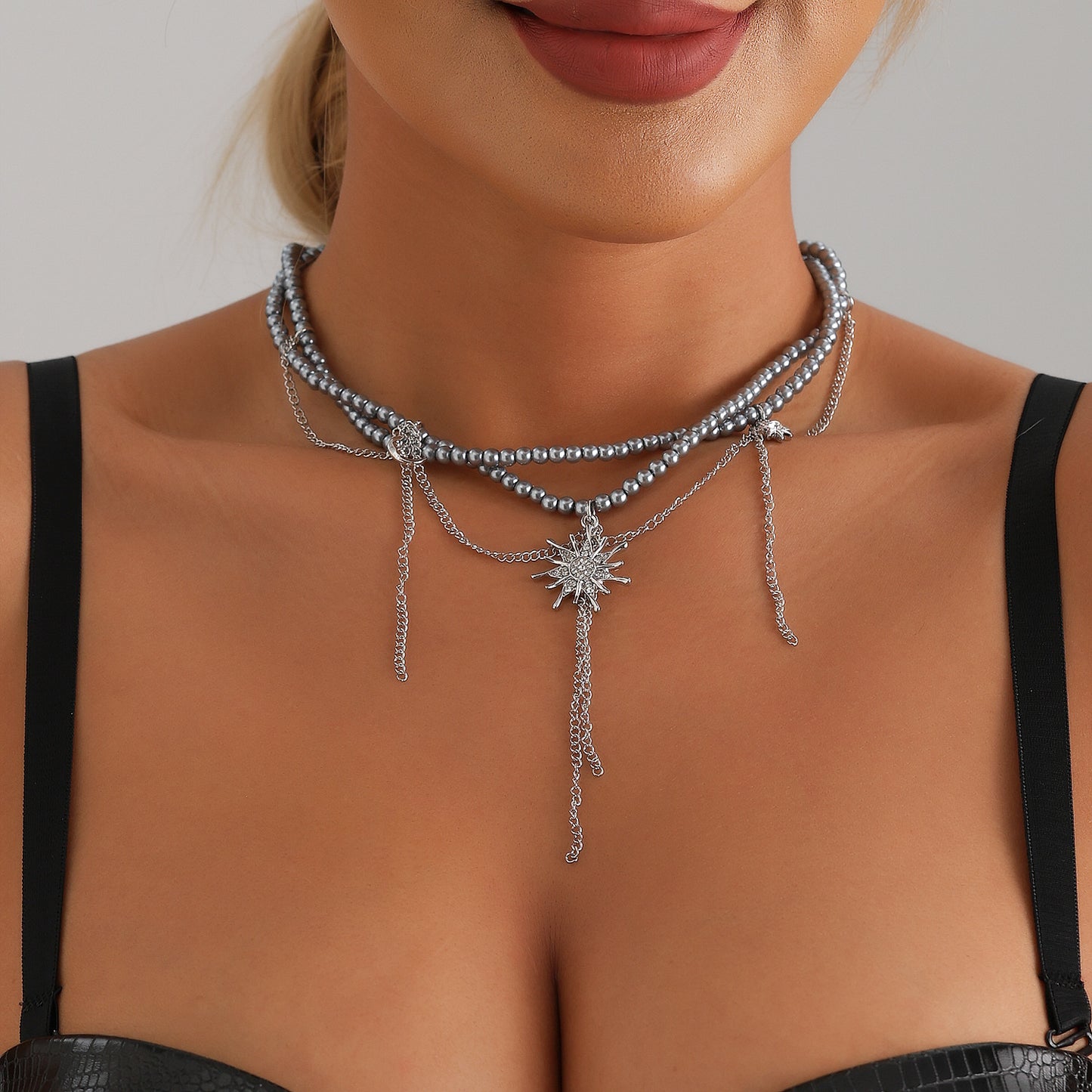 Collana con ciondolo a stella e luna geometriche alla moda e grintose con nappe per donna, catena in lega placcata