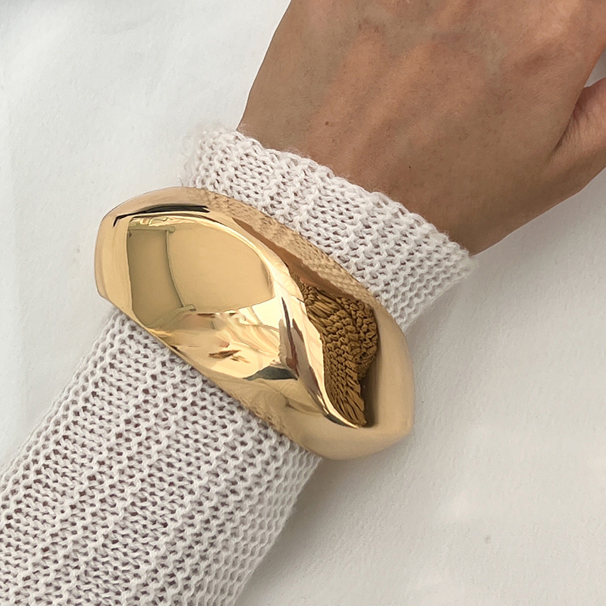 Pulsera de puño de aleación con textura geométrica, acabado martillado y cierre de resorte para mujer