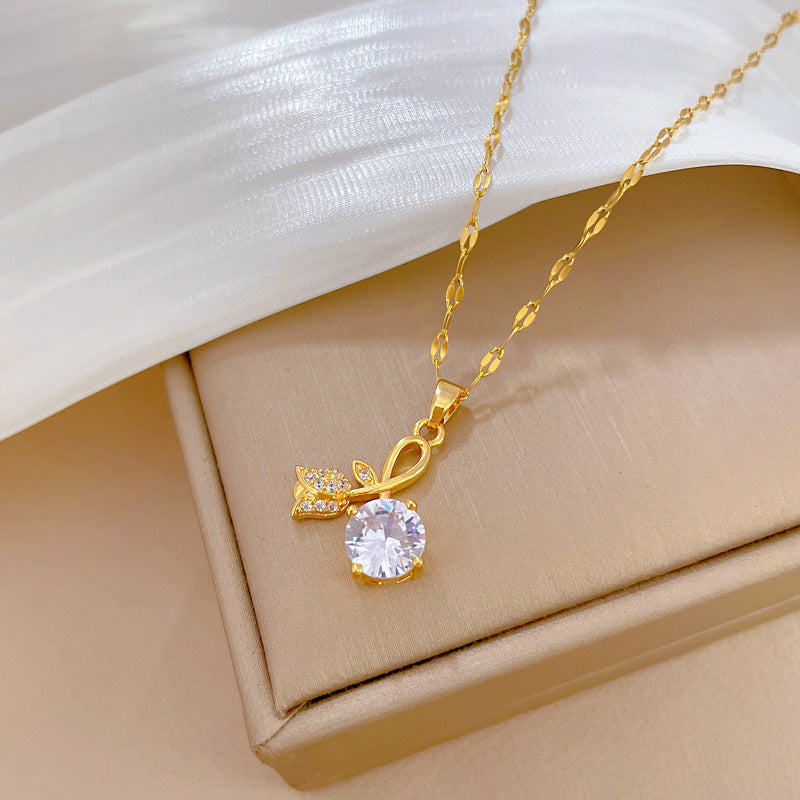 Collar de cadena de acero de titanio con colgante geométrico de pedrería dulce de lujo