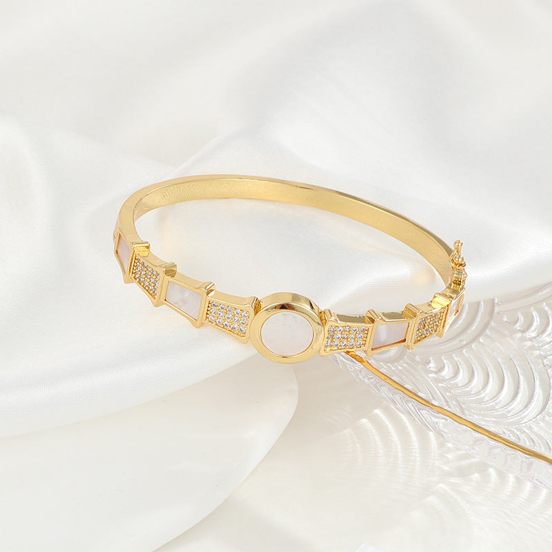Bracciale rigido minimalista in bambù in acciaio al titanio placcato oro con intarsio in abalone bianco e zirconi