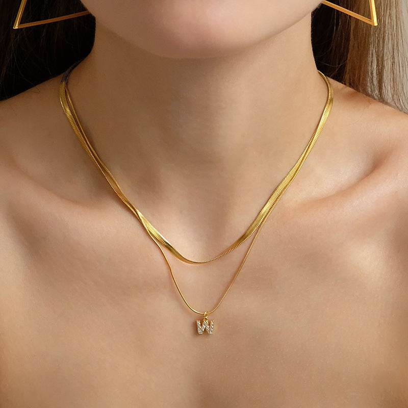 Collana a doppia catena minimalista in acciaio al titanio con intarsio di strass e ciondolo a forma di lettera, unisex