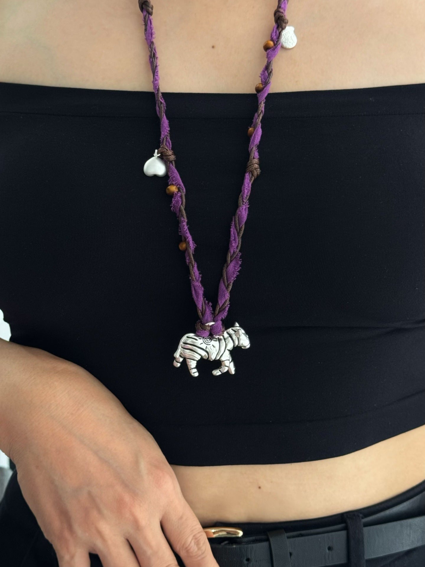 Collar con colgante de caballo minimalista de lujo para mujer en madera con chapado en oro de 18 quilates — Cadena para suéter de uso diario