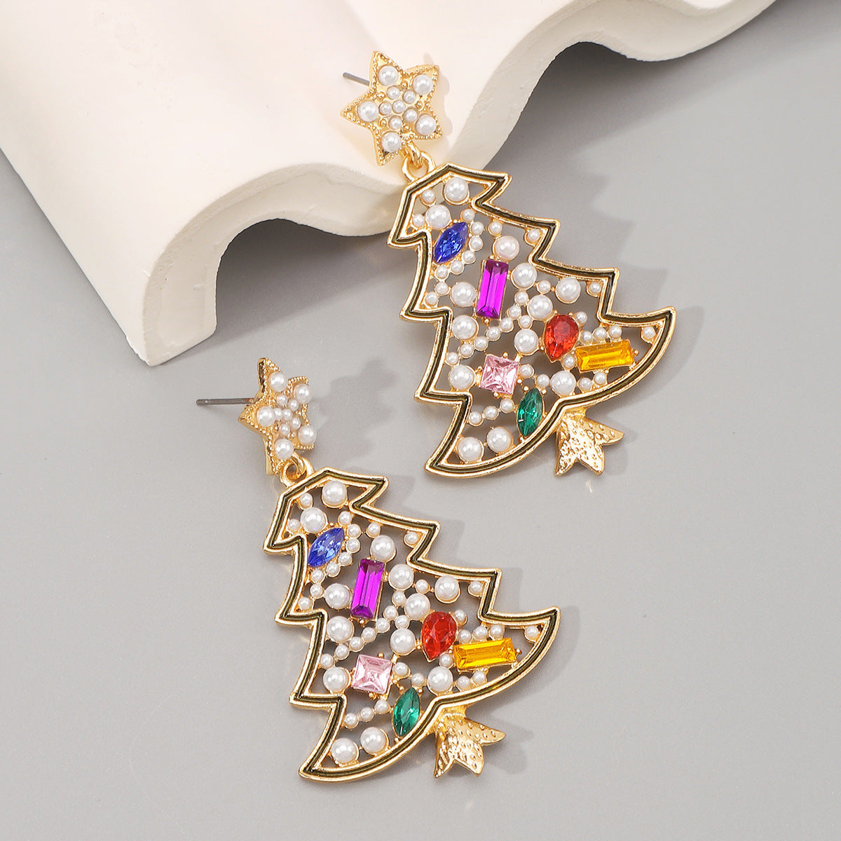 Pendientes geométricos de aleación, dulces y atrevidos, con incrustaciones de pedrería y diseño de árbol de Navidad y estrella para mujer
