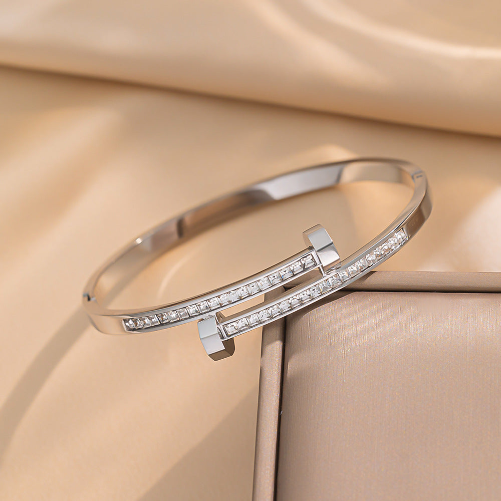 Bracciale minimalista geometrico in acciaio al titanio con zirconi micro-pavé da donna