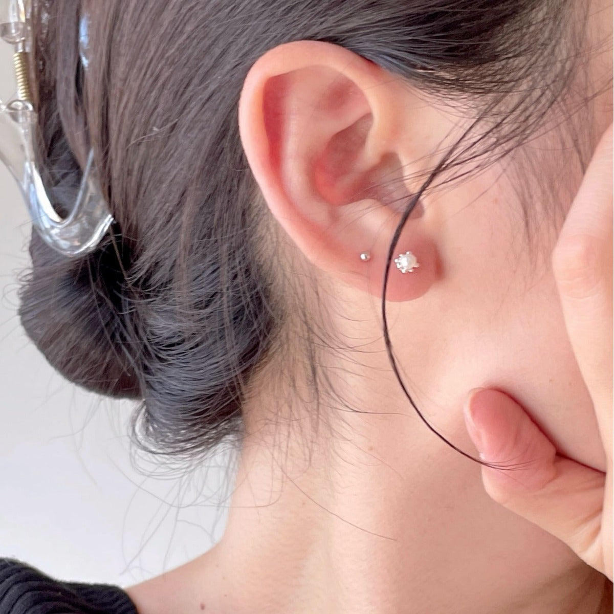 Aretes de perlas con forma de letra minimalista de plata de ley 925 con baño de oro