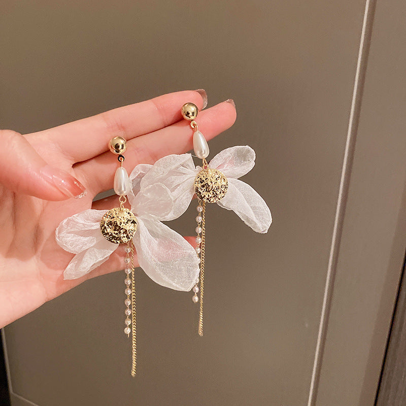 Orecchini a perno con perle e fiori delicati da donna, con perni in argento sterling 925 — Gioielli per l'orecchio freschi e dolci per primavera estate