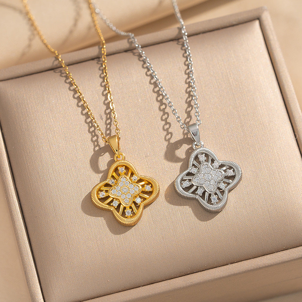 Collana con ciondolo a quadrifoglio geometrico vuoto di lusso in acciaio inossidabile con intarsio in zircone e placcatura in oro 18 carati da donna