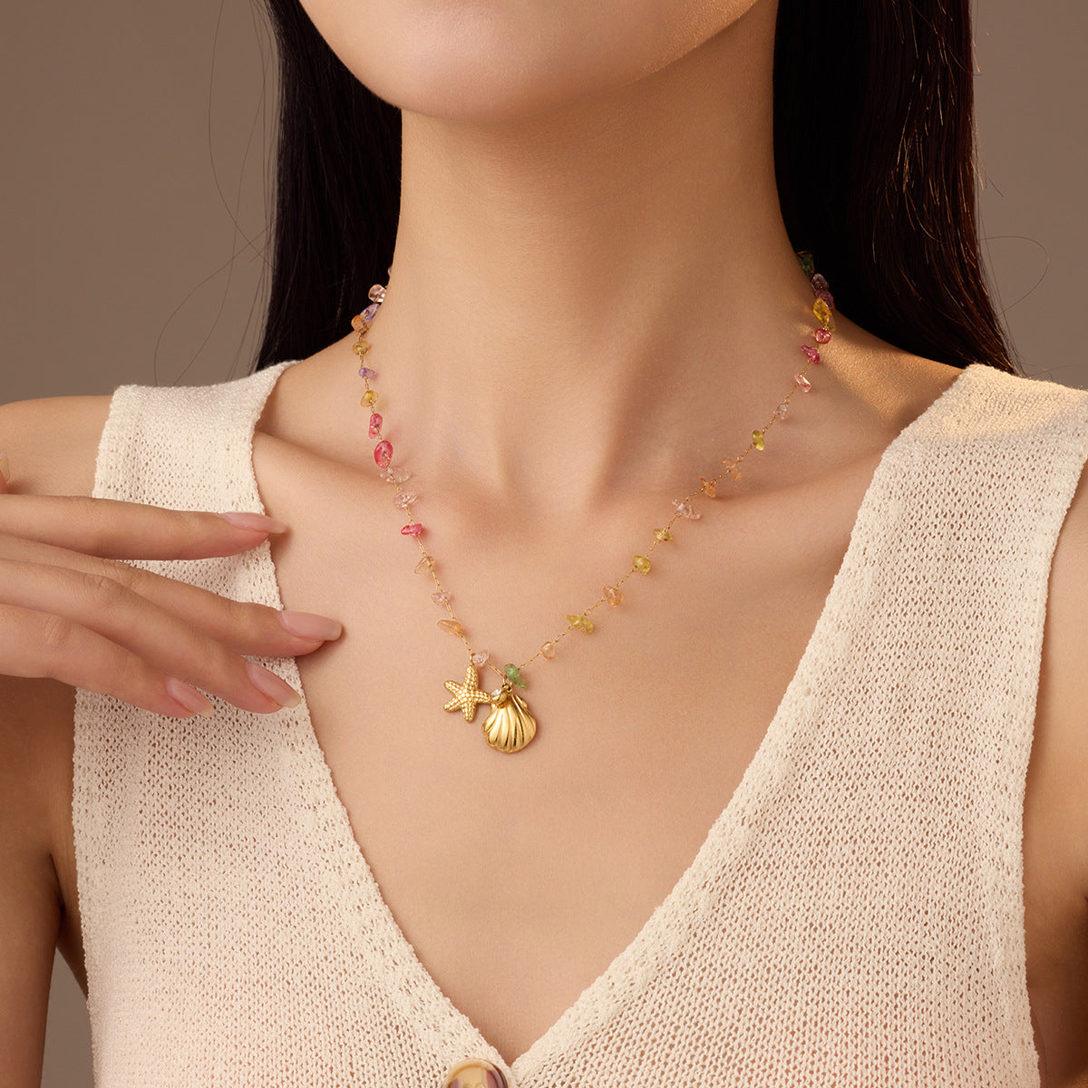 Collar con colgante de estrella de mar y concha estilo vacacional de acero inoxidable con chapado en oro de 18 quilates e incrustaciones de piedras naturales y circonitas coloridas para mujer