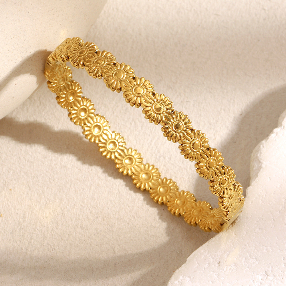 Fashionable Daisy-Shaped Stainless Steel Plated 18K Gold Cuff Bracelet for Women