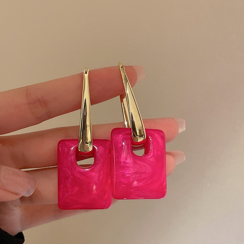 Pendientes asimétricos vintage con cabeza de león de metal con postes de acero bañados en plata para mujer