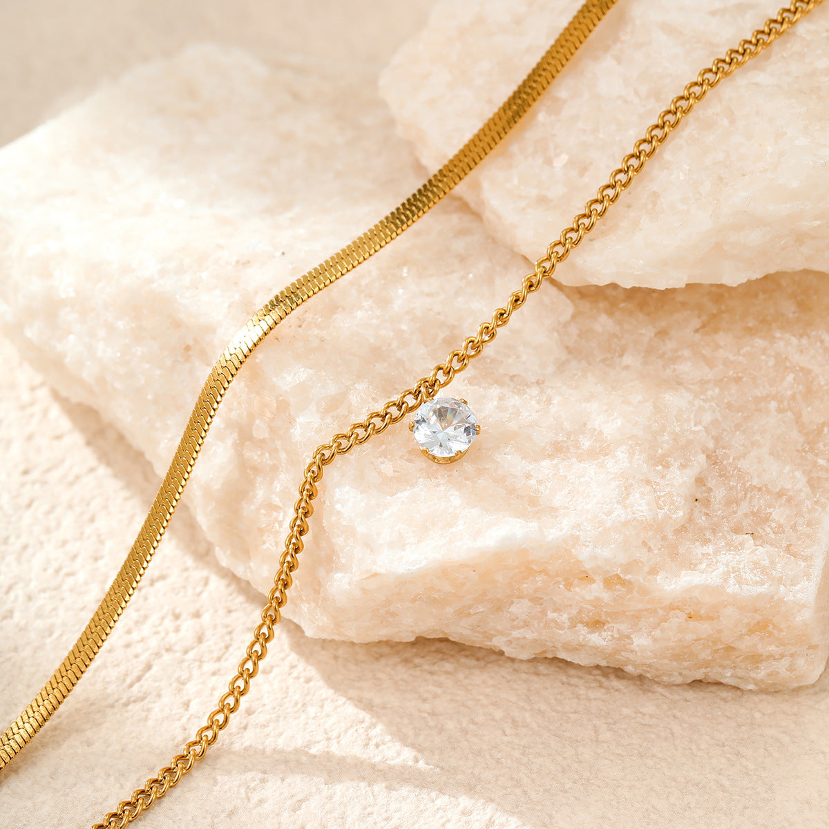 Collana da donna a più strati in acciaio inossidabile placcato oro 18 carati, con zirconi intarsiati, stile catena a serpente