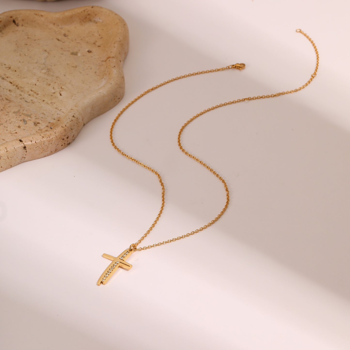 Elegante collar con colgante de cruz geométrica en acero inoxidable con baño de oro de 18K para mujer