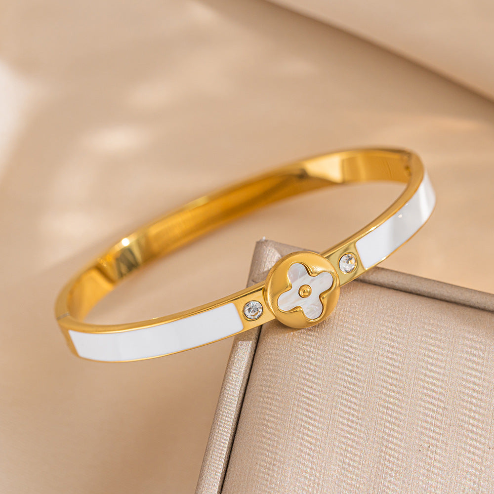 Bracciale Minimalista di Lusso in Acciaio al Titanio con Ciondolo a Quadrifoglio in Madreperla e Finitura Elettroplaccata