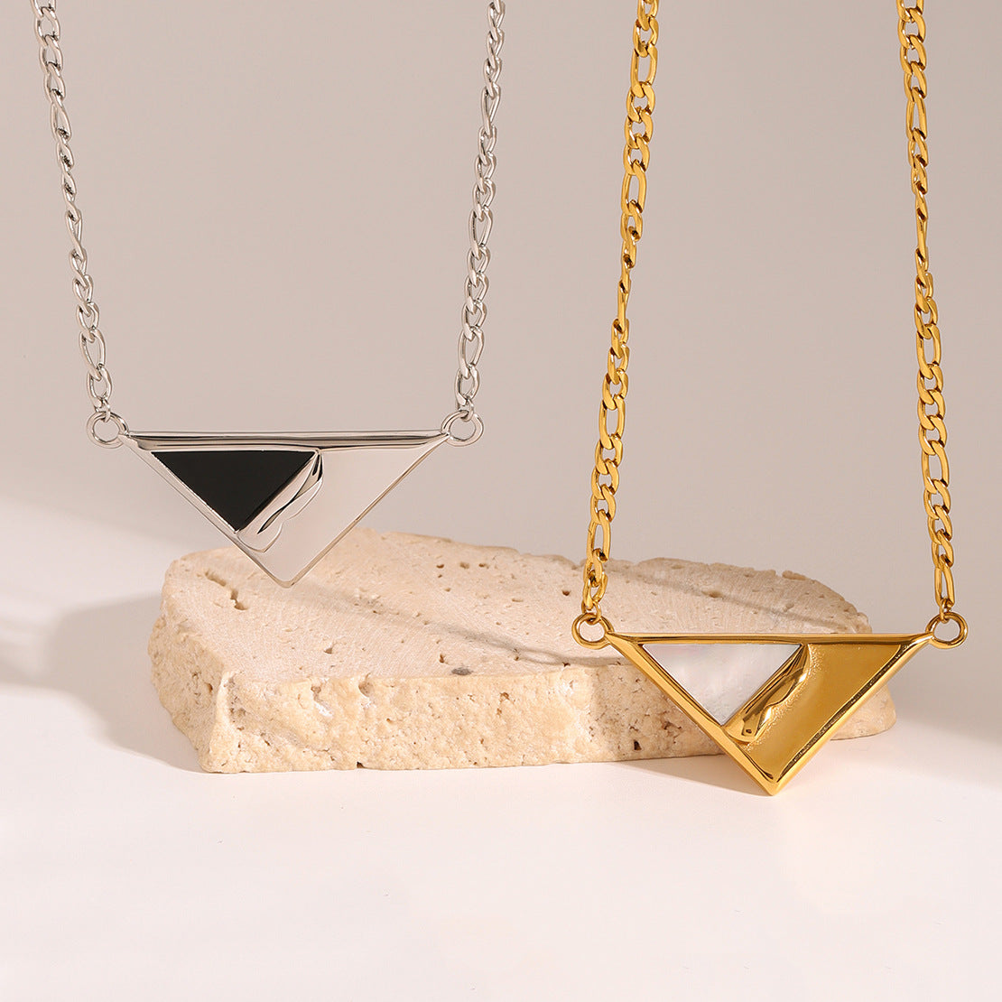 Collana con Ciondolo a Conchiglia Geometrica in Acciaio Inossidabile con Finitura Galvanizzata da Donna, Catena Minimalista a Clavicola Stile Medaglione