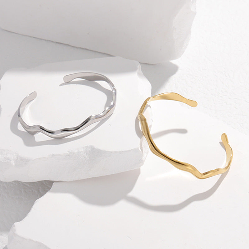 Bracciale da donna minimalista in acciaio al titanio a forma di onda con finitura placcata, accessorio di moda