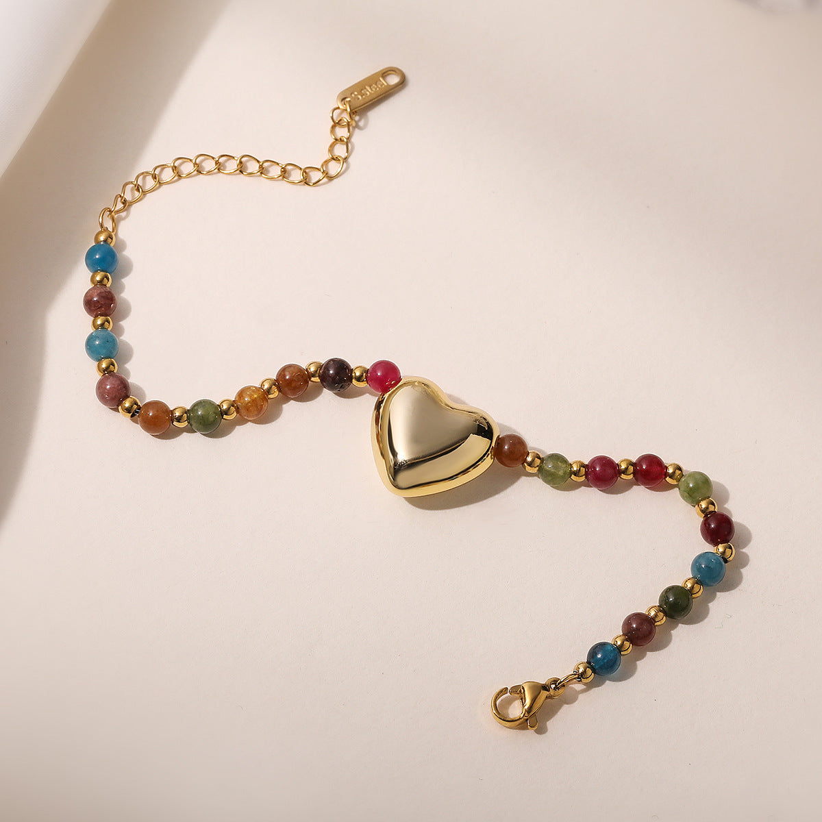 Bracciale da donna in acciaio inossidabile a forma di cuore con perline e finitura placcata, con dettagli in cristallo irregolare