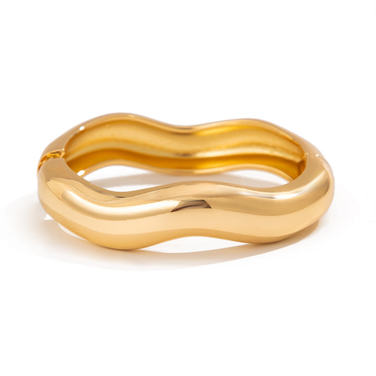 Pulsera de metal ancha ondulada irregular exagerada con diseño de muelle pulido y líneas geométricas