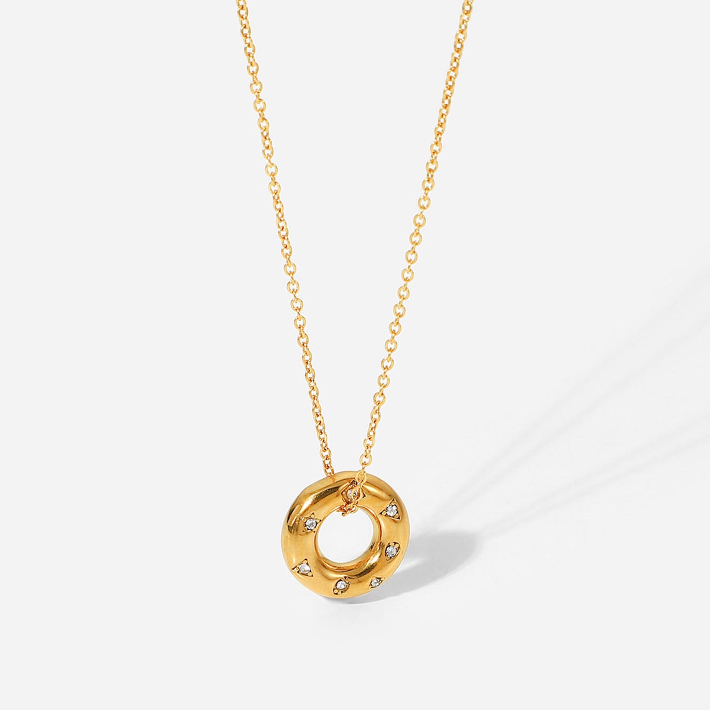 Collar Colgante de Círculo Hueco Geométrico Minimalista para Mujer de Acero Inoxidable con Baño de Oro de 18K e Incrustaciones de Zirconia