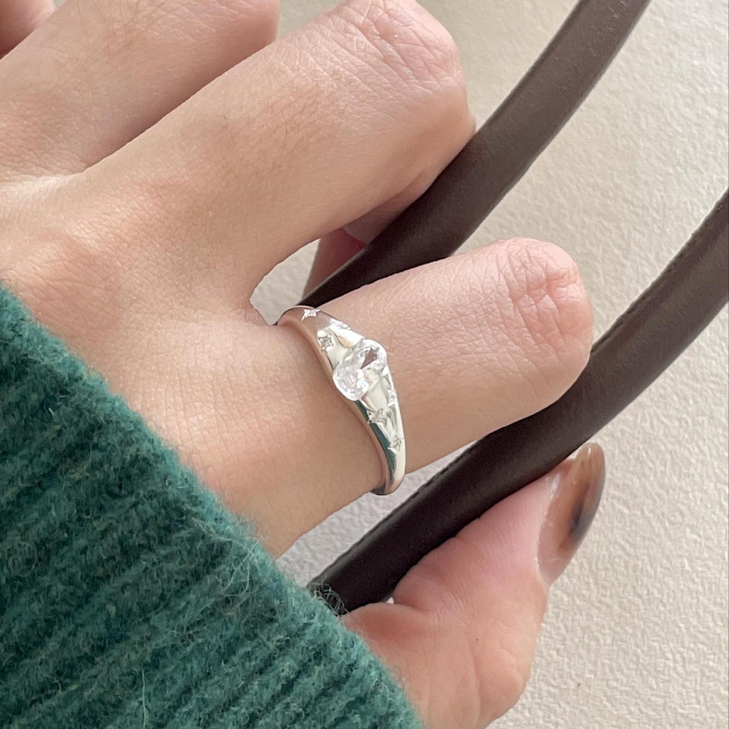 Anillo Minimalista Dulce con Número Bañado en Plata de Ley 925 con Circonita Cúbica y Perla